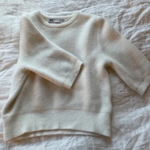 Zara - Super fin stickad tröja från zara som är använd fåtal gånger❣️