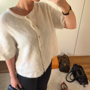 Stickad kortärmad kofta  - Super fin tröja som tyvärr aldrig kommer till användning 💕💕tror den är från Other Stories 