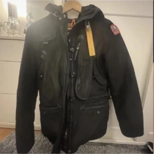 Parajumper jacka - Säljer denna parajumper jacka  i storlek S/M den är i jätte bra skick endast använd 1 vinter, nypris är 6772 kr men säljer för 2,2 och de finns en Qr kod på jackan som visar äkthetsbevis när man scannar den❤️de både en jacka för killar och tjejer