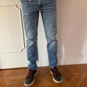 Jack & Jones jeans - Ljusblåa jeans från Jack & Jones, storlek 30/32, 8/10, orginalpris 999kr vårt pris 350kr, skriv om du har frågor✅🤗