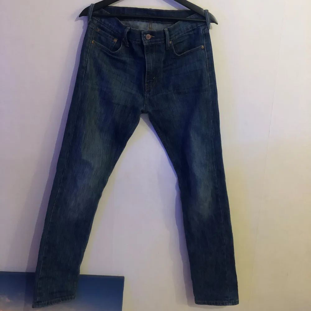 Svinsnygga slimfit Levis 510 i mörkblå färg. Riktigt snygg tvätt och skicket är 9/10 och inga defekter och knappt tecken på användning. Hör av er vid frågor eller funderingar!. Jeans & Byxor.