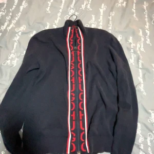 Hugo Boss stickad zipper - Just nu rensar jag garderoben på gamla kläder och kläder som inte passar eller används.    