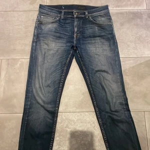 Tiger of Sweden jeans  - Skit snygga tiger of Sweden jeans  Det är en väldigt snygg slitning på dem  Storlek 30/32