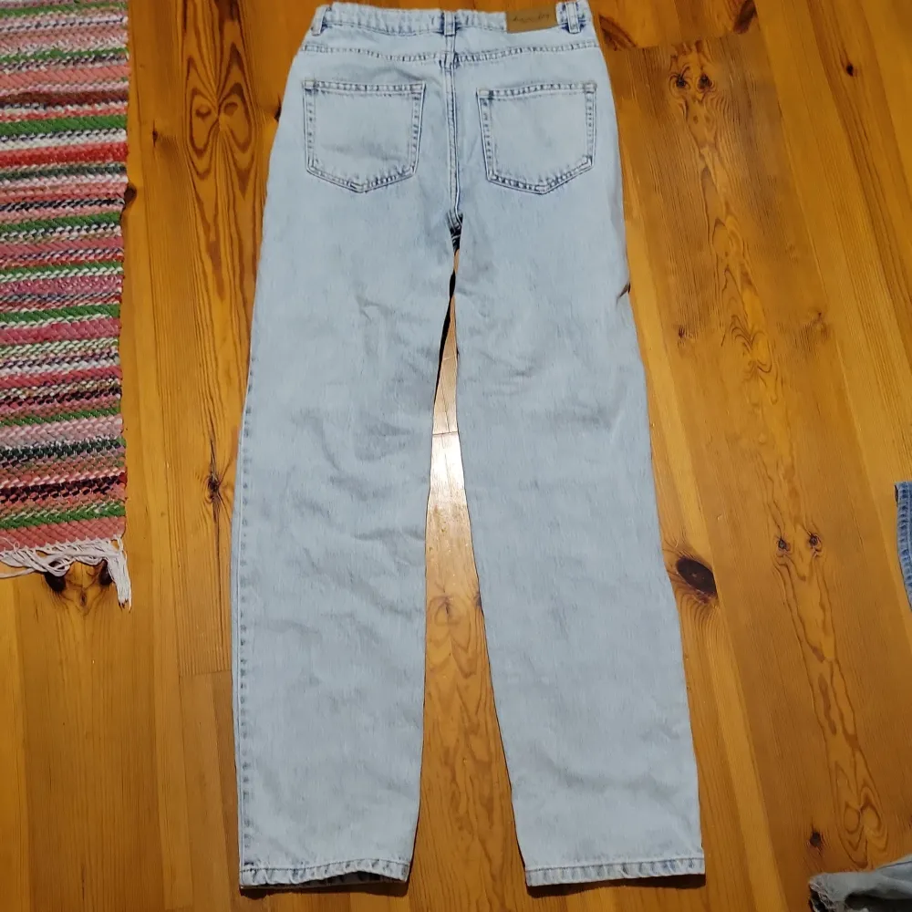 Baggy jeans från denim day storlek XS/S, 164 cm. Har aldrig använt och helt nya. Ljusblåa med hål i knäna. . Jeans & Byxor.