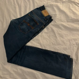 Nudie Jeans - Säljer nu dessa fetta nudie jeans i modelen thin finn, storlek 30/32 bra skick 