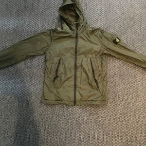 Stone island jacka  - Grön stone island windbreaker  Skick:10 av 10 nästan som ny  Nypris 4500kr   