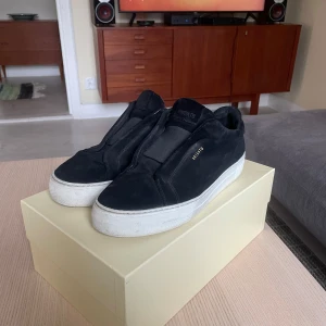 Arigato Skor Laceless - Säljer just nu ett par trendiga skor från Axel Arigato. Skicket är 8/10 o köpte in dem för ca ett halv år sedan. Nypris:2500kr. Kontakta vid minsta fundering. Priset kan diskuteras. Inga defekter eller slitningar. 