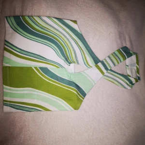 Halterneck topp  - Super fin topp som aldrig har kommit till användning. Normal i storleken. 