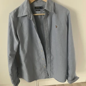 Ralph lauren skjorta - Hej  Säljer min ralph lauren skjorta då jag ej använder den   Nästan oanvänd använd kanske 3gånger så skicket är som nytt  Inga fläckar skador eller hål!!  Storlek L men passar mer M   Mvh