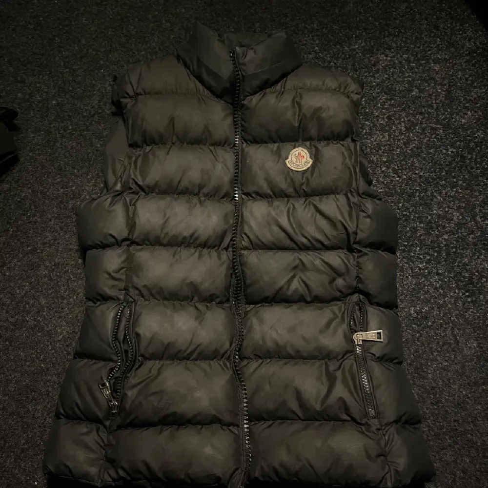 Moncler väst strl 2 men passar mig som är S, defekter på ryggen annars bra skick. Jackor.