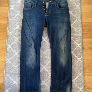 Nudie jeans i strl 32/32 (ganska korta så skulle säga 32/30). Bra skick, lite slitna vid fickorna men som inte märks av vid användning. Skriv för måtten eller andra frågor. 🙌