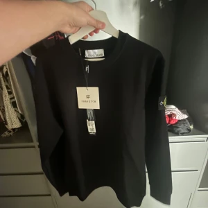 Stone island tröja  - Säljer en stone island tröja. Aldrig använd och pristaggarna finns. 