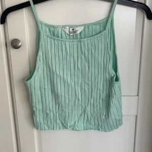 Ribbstickat set med linne och shorts  - Sparsamt använt 