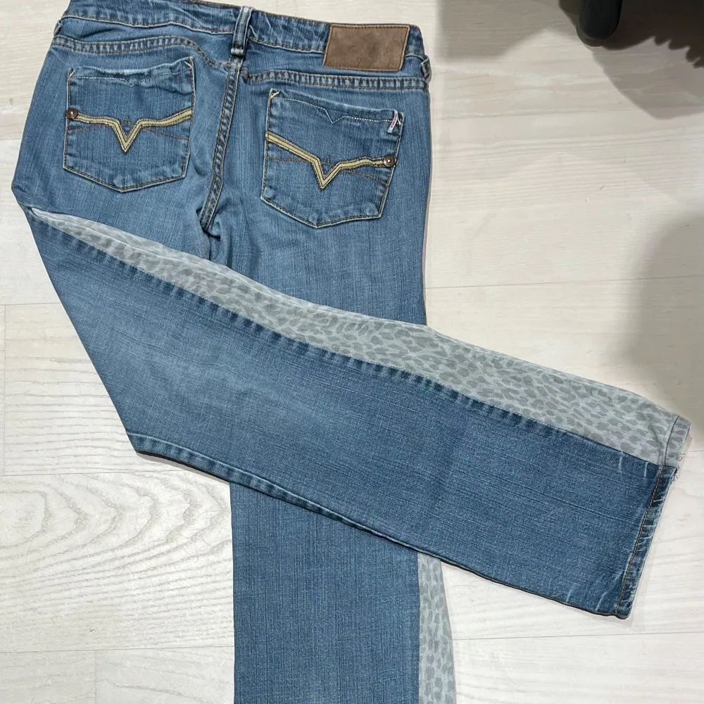 Säljer nu mina älskade jeans. Köpta för 800 och säljer för 500 då det är väl omhändertagna. Storlek är 38 men passar något mindre. Hör av er vid mer frågor💕💕. Jeans & Byxor.