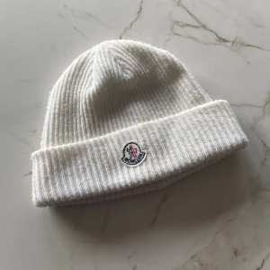 Moncler mössa - Tja! Säljer nu denna Moncler mössan då den inte kommer till någon använding längre! Skick 8/10 ✅ Priset är ej hugget i sten vid snabb affär 📦