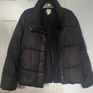 H&M jacka - OK skick. Använd en säsong. 