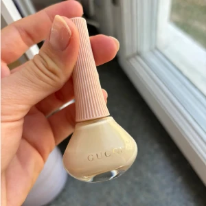 Gucci nagellack i färgen Cecilia Ivory (218) - Gucci nagellack i färgen Cecilia Ivory (218), aldrig använd bara öppnad, väldigt fin vit färg. Som helt ny eftersom jag aldrig använder nagellack!