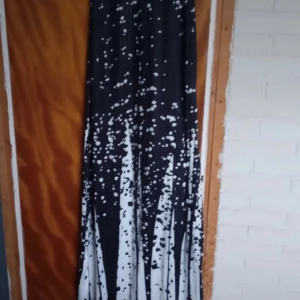 Långklänning blommönster svart vit stl L. - Helt oanvänd långklänning blommönster svart och vit. Storlek L.