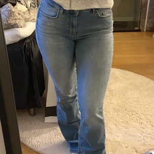 Lågmidjade bootcut jeans - Lågmidjade bootcut jeans från Only. Storlek S i midjan och 30 i längd. Jag är 160cm och dom är lite långa på mig. Helt nya, aldrig använda. Väldigt skönt och stretchigt material. 