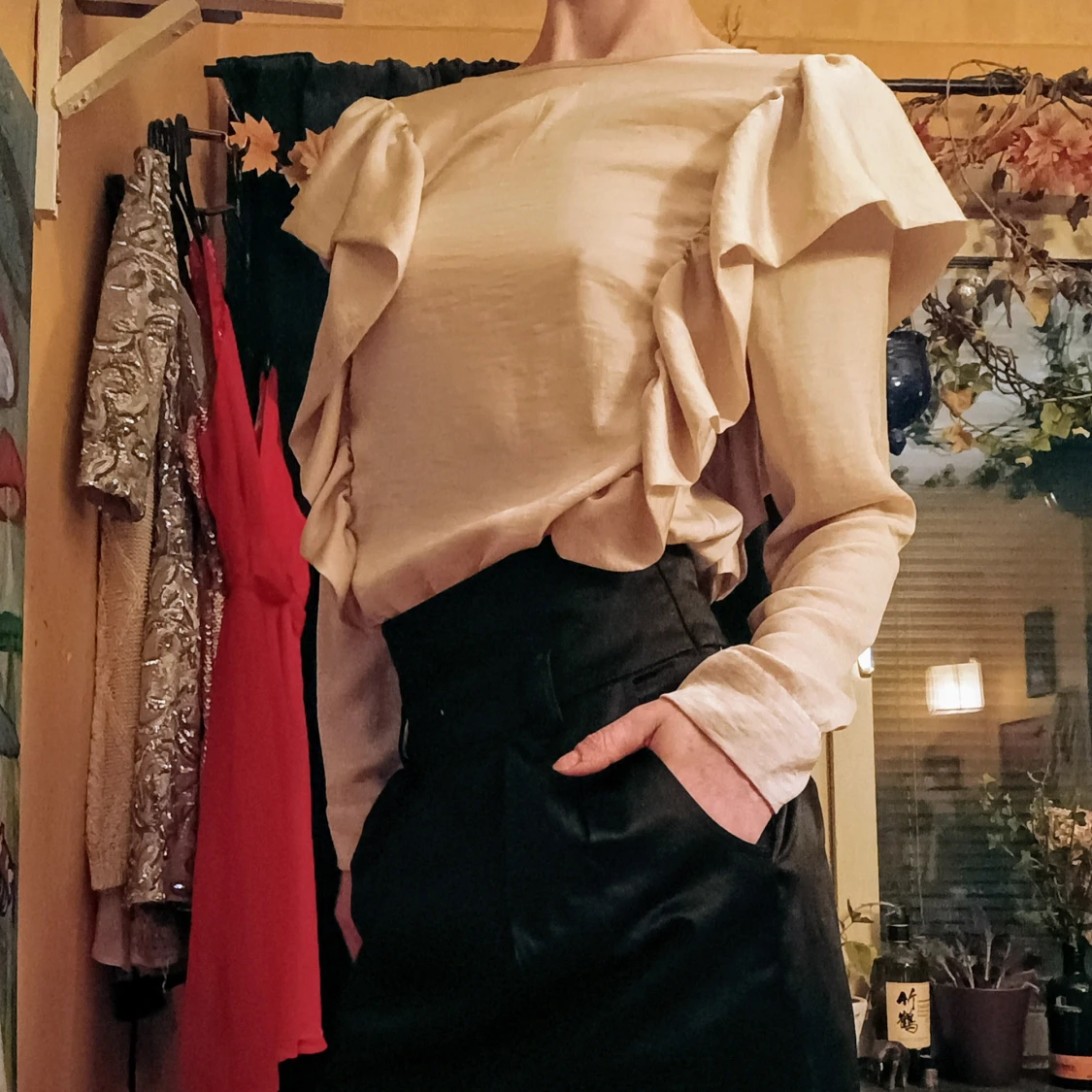 Beige klänning med volangdetaljer