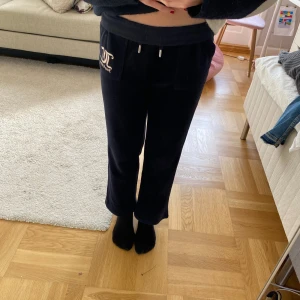 Blå juicy couture  - Säljer mina jätte fina juicy byxor som tyvärr har blivit alldeles för korta, jag är 155. De är äkta som ni kan se på sista bilden. De är som i ny skick bara använda några få gånger . Nypris var 900 och jag säljer de för 600 kr