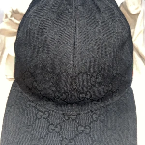 Gucci keps svart äkta  - ny Gucci keps äkta kommer inte till användning så säljer den billigt 1500 först till kvarn kan mötas upp om man bor i närheten ! 