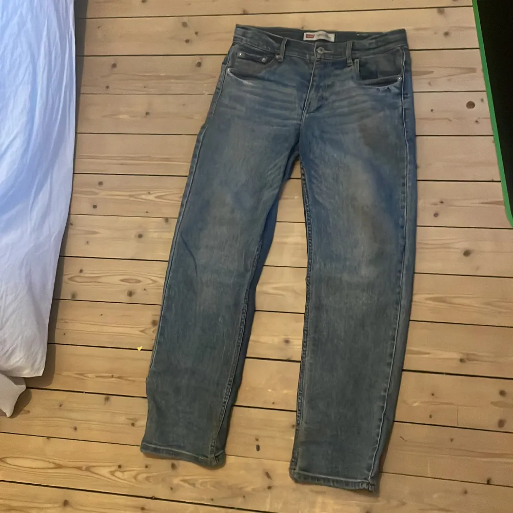 Levis jeans / loose Taper, Skick 9/10 stolek 16A, passar om du är mellan 165-177cm  Ny pris runt 700 mitt pris 350kr , pris kan diskuteras vid snabb affär!. Jeans & Byxor.