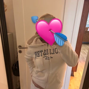 Hollister zip tröja🤍🤍 - Sååå mysig zip tröja me fluff inuti!!💘💘
