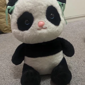 gosedjur gullig panda - Jag säljer min gulliga gosedjur som är en panda. Hon har rosetter på öronen och har blå ögon och är super gullig