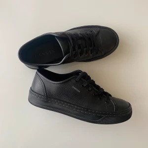 Lanvin skor - Tjena! Jag säljer ett par Lanvins i princip i nyskick. Använd få gånger och ha suttit i garderoben i ett år nu. Nypriss ligger på 4299kr. Mitt pris är 1880kr. Ingen tillbehör därav priset. Pris kan diskuteras! Hör av dig vid frågor!
