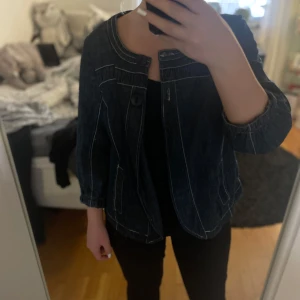 Jeans jacka - Säljer en jeans jacka som aldrig är använd. Har legat i garderoben sedan 1990-talet. Ny skick väldigt mordern, vintage. Har trekvartsarmar. 