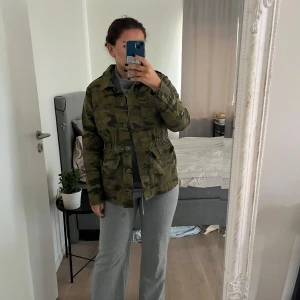 Militärjacka - Snygg Militärjacka i strl L med justerbar midja från Only. Mycket bra skick då den har använts varsamt