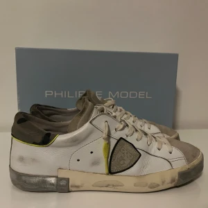 PHILIPPE MODEL SKOR - Feta Philippe model skor. ALLT OG FÖLJER MED! Nypris: ca 4000⚜️ Vårt pris:1499 🚨STEAL🚨 Skick 8,9/10, endast lite creases (som är lätta att fixa). Vid frågor eller funderingar är det bara att skriva🤙 Pris kan diskuteras vid snabb affär!