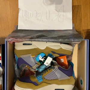 Jordan 4 Union dessert Moss storlek 43 - WTS Bin:3199kr DS US 9.5 43. Kan mötas Stockholm eller fraktas Kvitto finns.