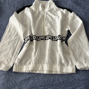 Tröja  - Väldigt fin vit tröja med svart detalj. Använt den några gånger. Den är genomskinlig så man ska ha en tröja/linne eller liten top. Upp till dig hur du vill stila den :). Storlek L men kan passa M också tycker jag