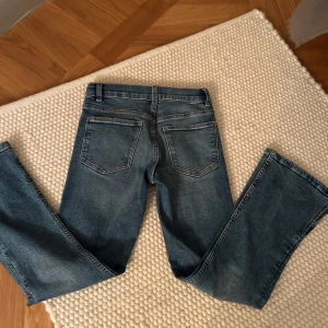 Blåa Jeans - Säljer mina såå snygga normal/låg midjade blåa jeans, skriv för fler bilder.🩵