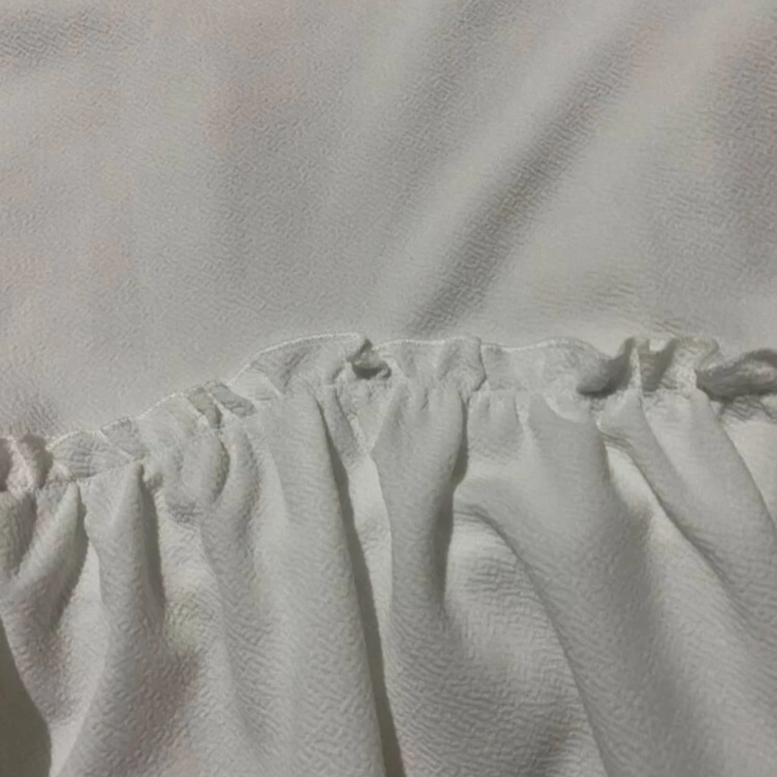 Vit blus med Krås  - 93