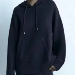 stickad hoodie  - Jättefin mörkblå stickad hoodie från Zara i nyskick💗 kommer tyvärr inte till användning därför säljer jag💗