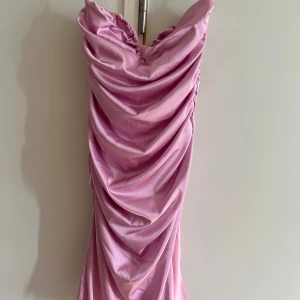 Klänning  - Jättefin klänning, aldrig använd!