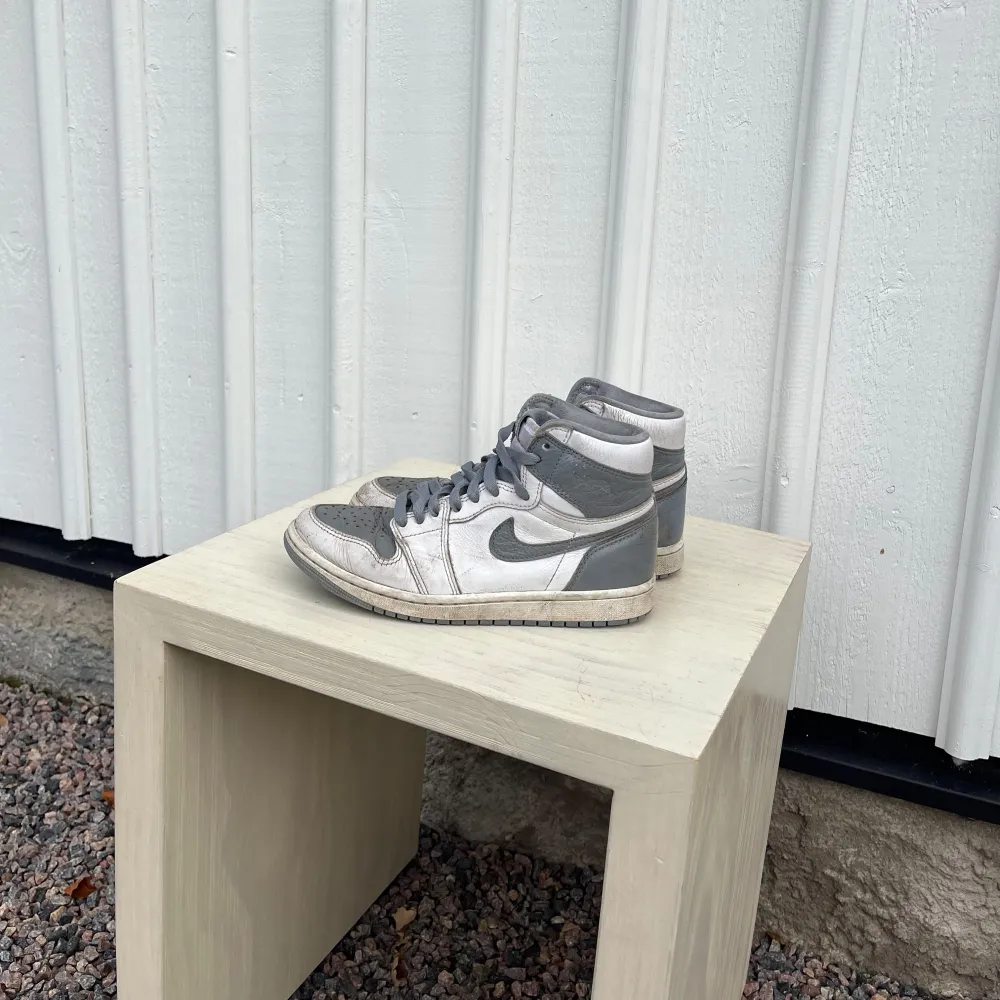 Jordan 1 high storlek 38. Använda men okej.  Vid intresse hör av dig!. Skor.