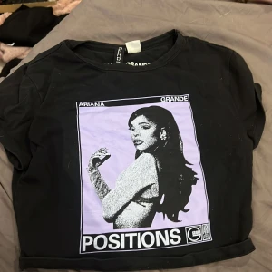 T shirt ariana grande - Inte använt på 2 år men jätte fin