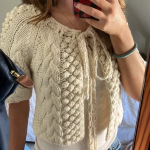 Croppad  kofta  - En jättesnygg croppad kofta som man knyter💕 Perfekt nu till hösten🍂 Den är i superbra skick i storlek M men passar ändå fint på mig som är S i vanliga fall💞 