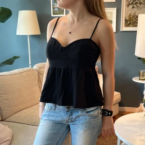 Topp - Snygg topp med volang 💖aldrig använd 