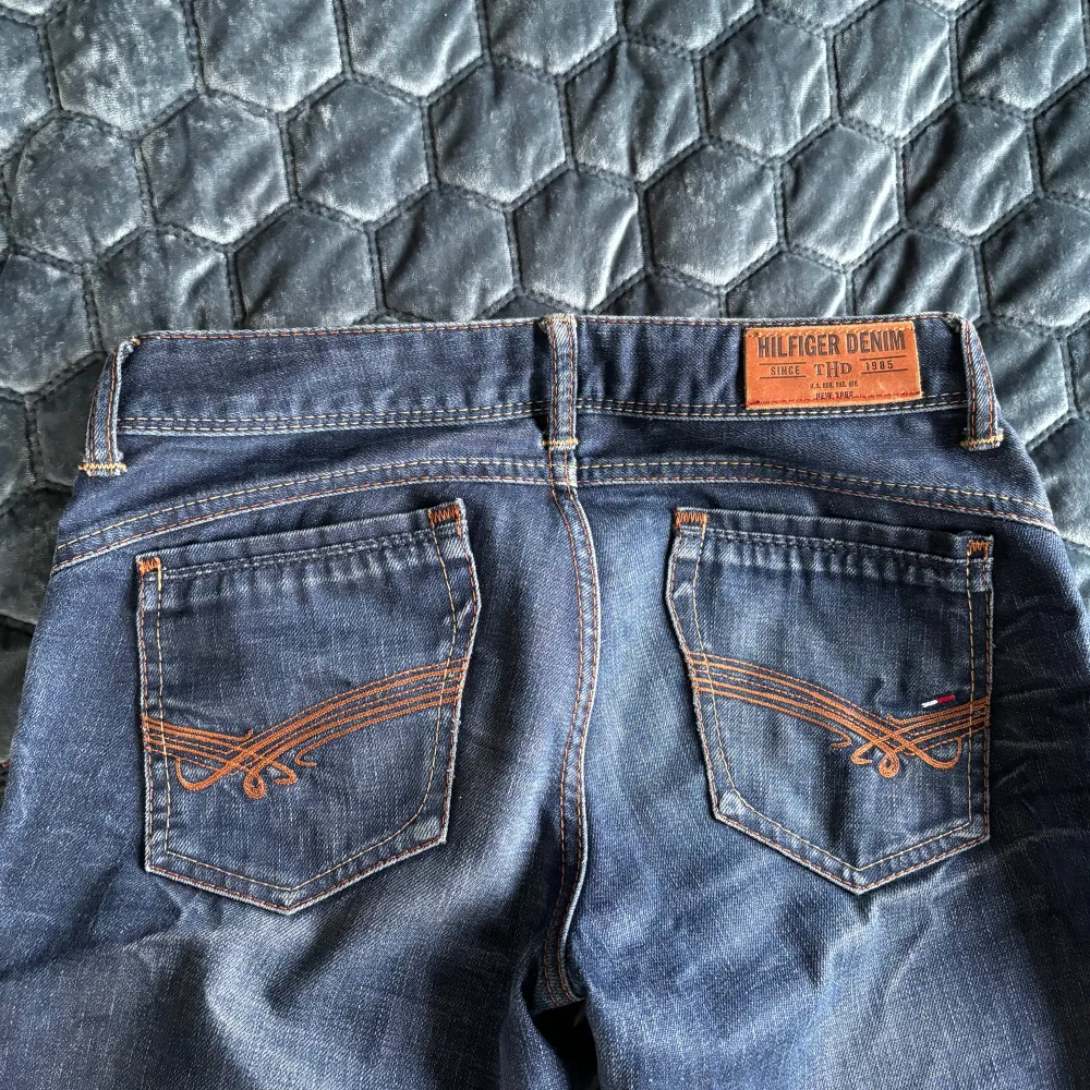 Snygga lågmidjade jeans med raka ben från Hilfiger Denim. Står ingen storlek i men skulle säga 27/28 w, passar mig som har xs/s. Midjemått 36 cm. Jeans & Byxor.