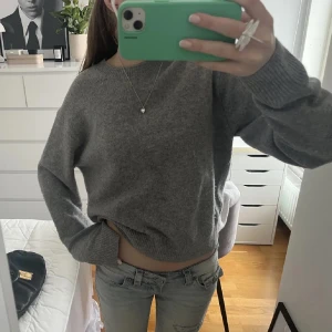 Grå stickad - Jättesnygg grå stickad tröja!! Lite nopprig och har en liten fläck på framsidan, men annars bra skick💞💞💞nypris 400
