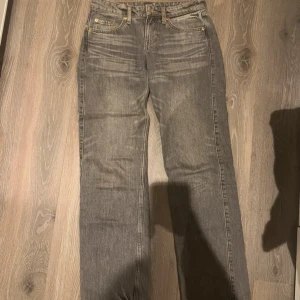 Weekday low arrow jeans - I grå färg! Helt ny knappt använd! Storlek 26/32