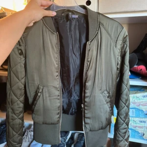 Olivgrön bomberjacka - Olivgrön bomberjacka från H&M i mycket fint skick. Storlek XXS men som XS!