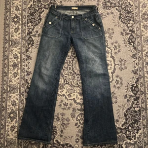Jeans från Bossini - Sååå snygga jeans från märket Bossini, köpta second hand men för stora för mig. Jeansen är insydda i midjan men det är lätt att sprätta upp, vid önskan kan jag göra det vid köp! Bilder på kan fås vid intresse 😊 Strl 32   Midjemått 40cm Längd 106cm 