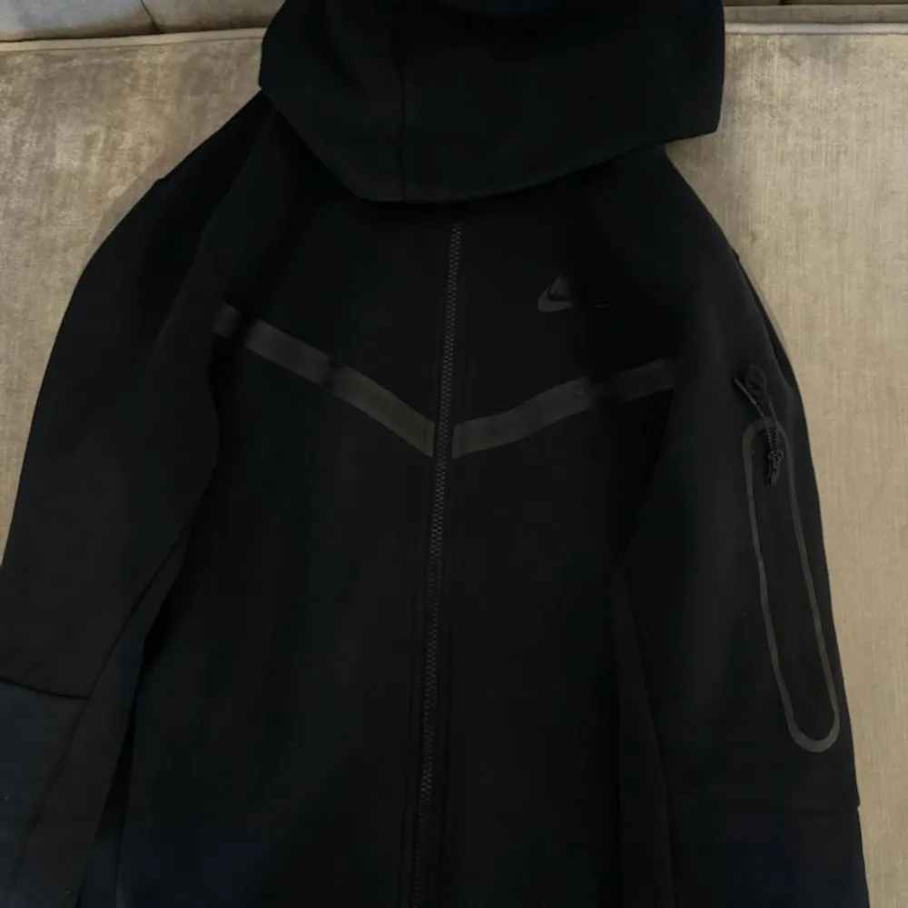 Säljer min nike tech fleece. Storlek S. Bra skick. Har inte använt mycket.. Hoodies.