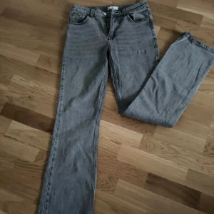 Ljusgrå bootcut jeans - Grå jeans från gina tricot. Storlek S.